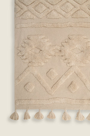 Tapete de algodão decorativo na cor natural confeccionado em puro algodão com texturas e relevos em técnica tufting com costuras e acabamentos reforçados nas bordas, uma escolha estratégica e sofisticada para transformar a atmosfera do ambiente com suavidade.