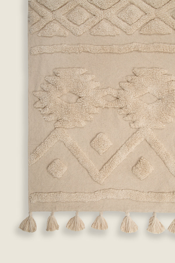 Tapete de algodão decorativo na cor natural confeccionado em puro algodão com texturas e relevos em técnica tufting com costuras e acabamentos reforçados nas bordas, uma escolha estratégica e sofisticada para transformar a atmosfera do ambiente com suavidade.