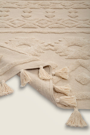 Tapete de algodão decorativo na cor natural confeccionado em puro algodão com texturas e relevos em técnica tufting com costuras e acabamentos reforçados nas bordas, ideal para complementar salas, quartos ou closets com um toque de design têxtil autêntico.
