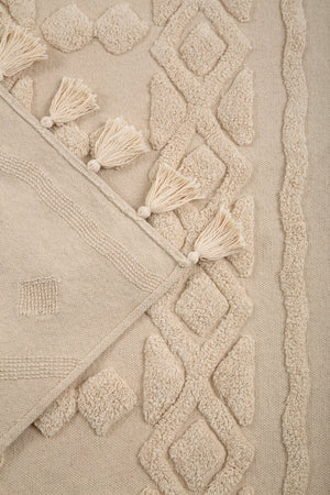 Tapete de algodão decorativo na cor natural confeccionado em puro algodão com texturas e relevos em técnica tufting com costuras e acabamentos reforçados nas bordas, combina perfeitamente funcionalidade, alta durabilidade e elegância na decoração de interiores.