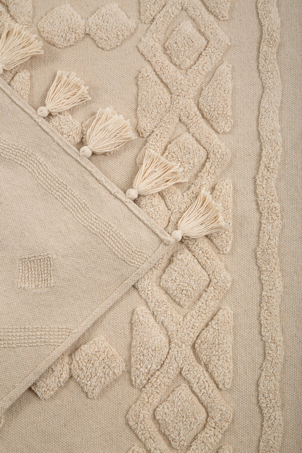 Tapete de algodão decorativo na cor natural confeccionado em puro algodão com texturas e relevos em técnica tufting com costuras e acabamentos reforçados nas bordas, combina perfeitamente funcionalidade, alta durabilidade e elegância na decoração de interiores.