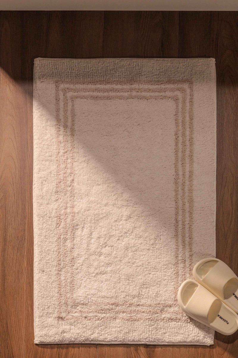 Tapete de Algodão com Borda Listrada em Tom Natural 50x80 - Clocasa | Além do Conforto