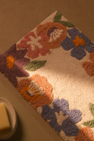 Tapete decorativo com estampa floral orgânica no tamanho 50x80 cm confeccionado em algodão natural sustentável de alta resistência com costuras e acabamentos reforçados nas bordas, elemento indispensável para renovar o lar com leveza, praticidade e muito bom gosto decorativo.