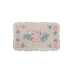 Tapete decorativo com estampa floral orgânica no tamanho 50x80 cm na cor natural confeccionado em algodão natural sustentável de alta resistência com base de proteção antiderrapante para maior segurança, elemento indispensável para renovar o lar com leveza, praticidade e muito bom gosto decorativo.