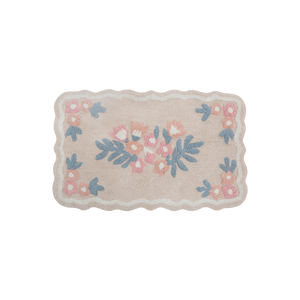 Tapete decorativo com estampa floral orgânica no tamanho 50x80 cm na cor natural confeccionado em algodão natural sustentável de alta resistência com base de proteção antiderrapante para maior segurança, elemento indispensável para renovar o lar com leveza, praticidade e muito bom gosto decorativo.