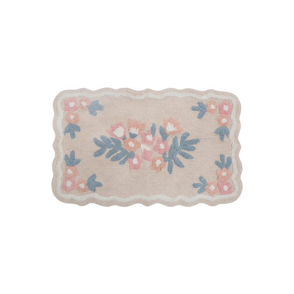 Tapete decorativo com estampa floral orgânica no tamanho 50x80 cm na cor natural confeccionado em algodão natural sustentável de alta resistência com base de proteção antiderrapante para maior segurança, elemento indispensável para renovar o lar com leveza, praticidade e muito bom gosto decorativo.
