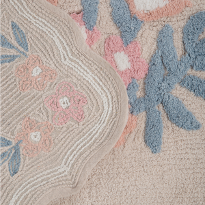 Tapete decorativo com estampa floral orgânica no tamanho 50x80 cm confeccionado em algodão natural sustentável de alta resistência com costuras e acabamentos reforçados nas bordas, ideal para complementar salas, quartos ou closets com um toque de design têxtil autêntico.