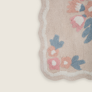 Tapete decorativo com estampa floral orgânica no tamanho 50x80 cm confeccionado em algodão natural sustentável de alta resistência com costuras e acabamentos reforçados nas bordas, perfeito para delimitar espaços com muito charme e proporcionar conforto térmico ao caminhar.