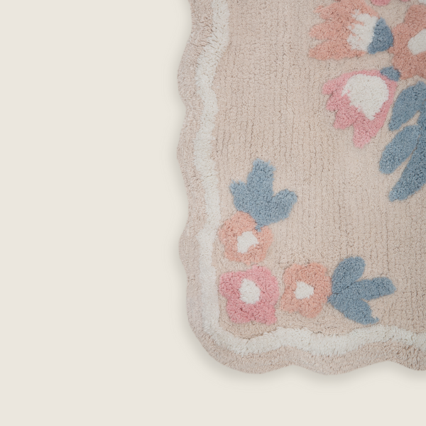 Tapete decorativo com estampa floral orgânica no tamanho 50x80 cm confeccionado em algodão natural sustentável de alta resistência com costuras e acabamentos reforçados nas bordas, perfeito para delimitar espaços com muito charme e proporcionar conforto térmico ao caminhar.