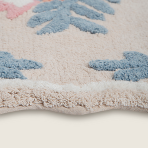 Tapete decorativo com estampa floral orgânica no tamanho 50x80 cm confeccionado em algodão natural sustentável de alta resistência com costuras e acabamentos reforçados nas bordas, uma escolha estratégica e sofisticada para transformar a atmosfera do ambiente com suavidade.