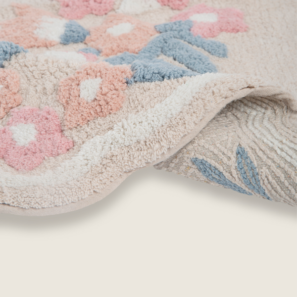 Tapete decorativo com estampa floral orgânica no tamanho 50x80 cm confeccionado em algodão natural sustentável de alta resistência com costuras e acabamentos reforçados nas bordas, agrega valor estético e uma agradável sensação de acolhimento para o bem-estar da família.