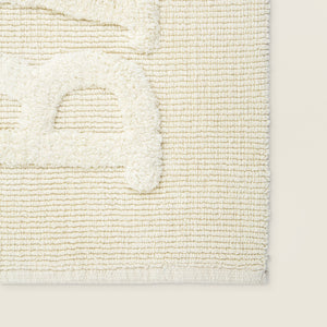 Tapete de algodão decorativo no tamanho 50x80 cm confeccionado em puro algodão com texturas e relevos em técnica tufting com costuras e acabamentos reforçados nas bordas, combina perfeitamente funcionalidade, alta durabilidade e elegância na decoração de interiores.