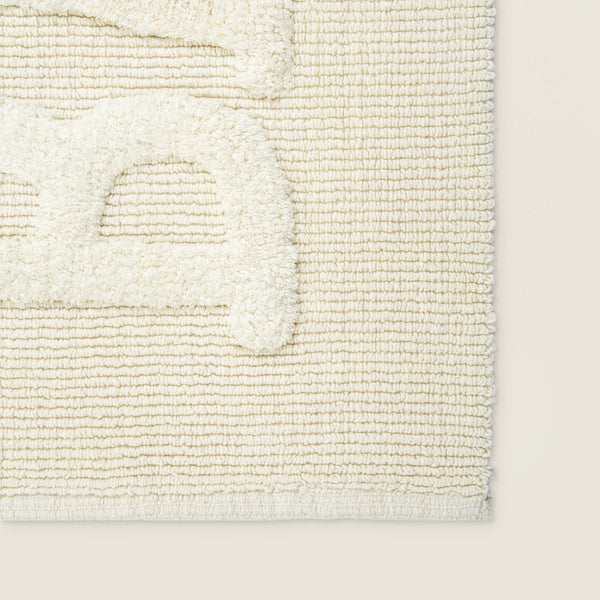 Tapete de algodão decorativo no tamanho 50x80 cm confeccionado em puro algodão com texturas e relevos em técnica tufting com costuras e acabamentos reforçados nas bordas, combina perfeitamente funcionalidade, alta durabilidade e elegância na decoração de interiores.