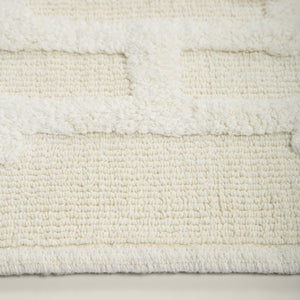 Tapete de algodão decorativo no tamanho 50x80 cm confeccionado em puro algodão com texturas e relevos em técnica tufting com costuras e acabamentos reforçados nas bordas, traz harmonia visual e preenche o espaço de forma aconchegante com sua presença marcante.