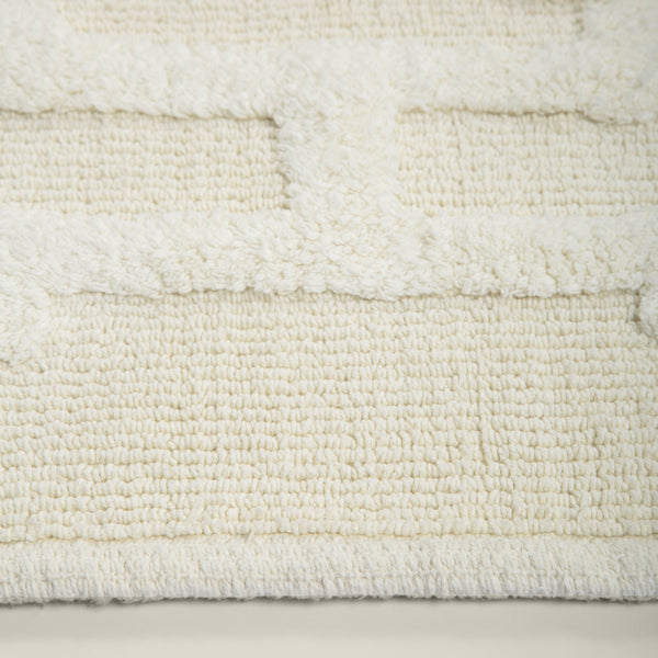 Tapete de algodão decorativo no tamanho 50x80 cm confeccionado em puro algodão com texturas e relevos em técnica tufting com costuras e acabamentos reforçados nas bordas, traz harmonia visual e preenche o espaço de forma aconchegante com sua presença marcante.