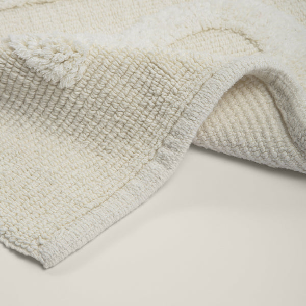 Tapete de algodão decorativo no tamanho 50x80 cm confeccionado em puro algodão com texturas e relevos em técnica tufting com costuras e acabamentos reforçados nas bordas, elemento indispensável para renovar o lar com leveza, praticidade e muito bom gosto decorativo.