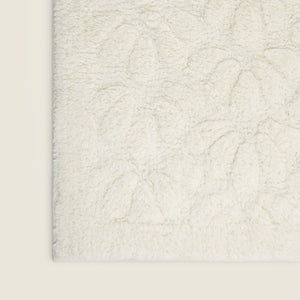Tapete de algodão decorativo no tamanho 50x80 cm confeccionado em puro algodão com texturas e relevos em técnica tufting com costuras e acabamentos reforçados nas bordas, perfeito para delimitar espaços com muito charme e proporcionar conforto térmico ao caminhar.