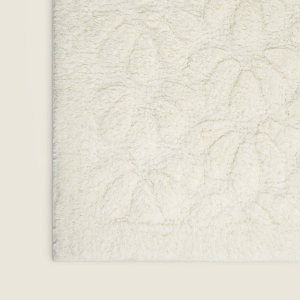 Tapete de algodão decorativo no tamanho 50x80 cm confeccionado em puro algodão com texturas e relevos em técnica tufting com costuras e acabamentos reforçados nas bordas, perfeito para delimitar espaços com muito charme e proporcionar conforto térmico ao caminhar.