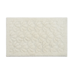 Tapete decorativo com estampa floral orgânica no tamanho 50x80 cm confeccionado em puro algodão com texturas e relevos em técnica tufting com base de proteção antiderrapante para maior segurança, traz harmonia visual e preenche o espaço de forma aconchegante com sua presença marcante.