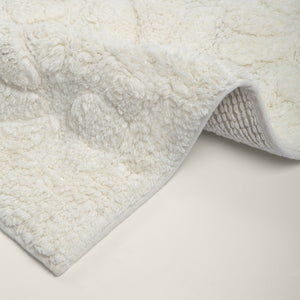 Tapete de algodão decorativo no tamanho 50x80 cm confeccionado em puro algodão com texturas e relevos em técnica tufting com costuras e acabamentos reforçados nas bordas, elemento indispensável para renovar o lar com leveza, praticidade e muito bom gosto decorativo.