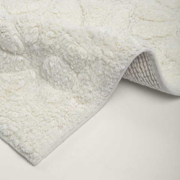 Tapete de algodão decorativo no tamanho 50x80 cm confeccionado em puro algodão com texturas e relevos em técnica tufting com costuras e acabamentos reforçados nas bordas, elemento indispensável para renovar o lar com leveza, praticidade e muito bom gosto decorativo.