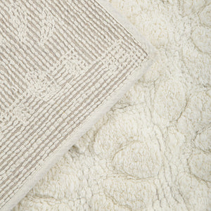 Tapete de algodão decorativo no tamanho 50x80 cm confeccionado em puro algodão com texturas e relevos em técnica tufting com costuras e acabamentos reforçados nas bordas, agrega valor estético e uma agradável sensação de acolhimento para o bem-estar da família.
