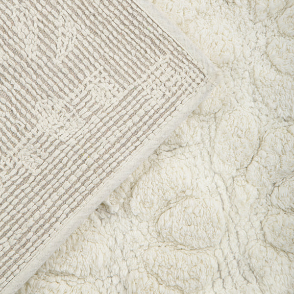 Tapete de algodão decorativo no tamanho 50x80 cm confeccionado em puro algodão com texturas e relevos em técnica tufting com costuras e acabamentos reforçados nas bordas, agrega valor estético e uma agradável sensação de acolhimento para o bem-estar da família.