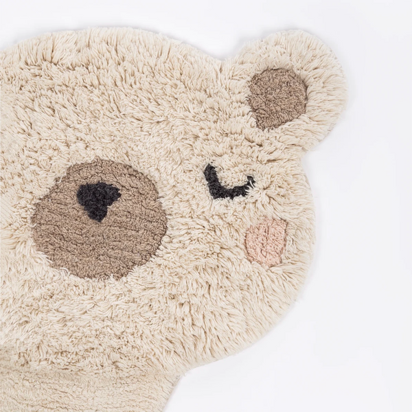 Tapete infantil decorativo super macio na cor natural confeccionado em algodão natural sustentável de alta resistência com costuras e acabamentos reforçados nas bordas, ideal para complementar salas, quartos ou closets com um toque de design têxtil autêntico.