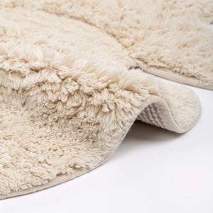 Tapete infantil decorativo super macio na cor natural confeccionado em algodão natural sustentável de alta resistência com costuras e acabamentos reforçados nas bordas, agrega valor estético e uma agradável sensação de acolhimento para o bem-estar da família.