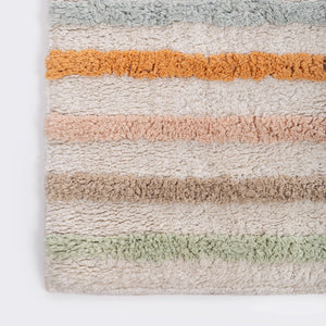 Tapete de algodão decorativo no tamanho 50x80 cm confeccionado em algodão natural sustentável de alta resistência com costuras e acabamentos reforçados nas bordas, traz harmonia visual e preenche o espaço de forma aconchegante com sua presença marcante.