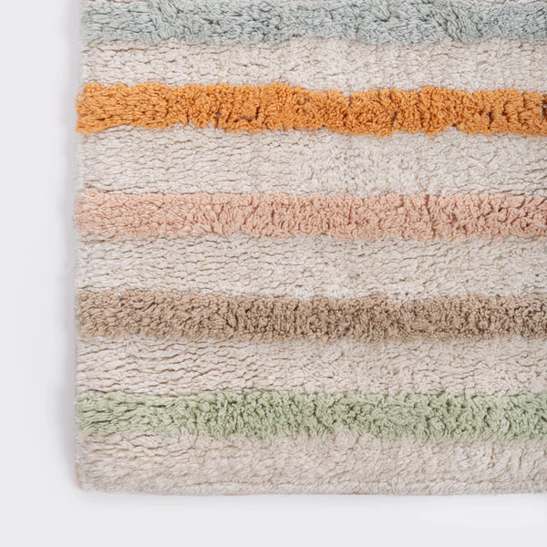 Tapete de algodão decorativo no tamanho 50x80 cm confeccionado em algodão natural sustentável de alta resistência com costuras e acabamentos reforçados nas bordas, traz harmonia visual e preenche o espaço de forma aconchegante com sua presença marcante.