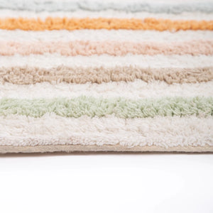 Tapete de algodão decorativo no tamanho 50x80 cm confeccionado em algodão natural sustentável de alta resistência com costuras e acabamentos reforçados nas bordas, agrega valor estético e uma agradável sensação de acolhimento para o bem-estar da família.