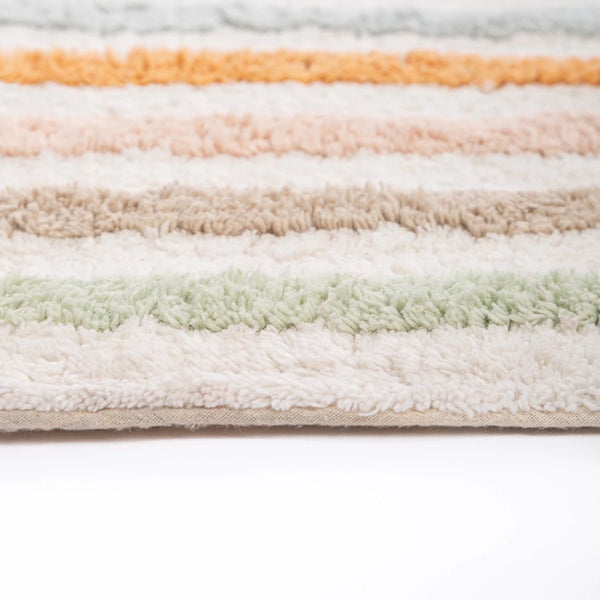 Tapete de algodão decorativo no tamanho 50x80 cm confeccionado em algodão natural sustentável de alta resistência com costuras e acabamentos reforçados nas bordas, agrega valor estético e uma agradável sensação de acolhimento para o bem-estar da família.