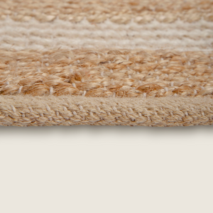 Tapete de algodão decorativo na cor natural confeccionado em tecido tramado com toque macio com costuras e acabamentos reforçados nas bordas, elemento indispensável para renovar o lar com leveza, praticidade e muito bom gosto decorativo.