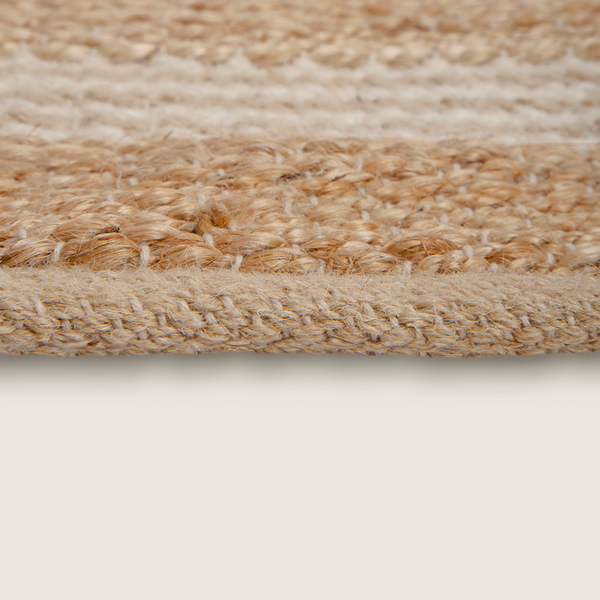 Tapete de algodão decorativo na cor natural confeccionado em tecido tramado com toque macio com costuras e acabamentos reforçados nas bordas, elemento indispensável para renovar o lar com leveza, praticidade e muito bom gosto decorativo.