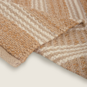 Tapete de algodão decorativo na cor natural confeccionado em tecido tramado com toque macio com costuras e acabamentos reforçados nas bordas, traz harmonia visual e preenche o espaço de forma aconchegante com sua presença marcante.