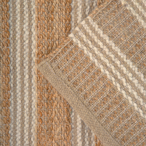 Tapete de algodão decorativo na cor natural confeccionado em tecido tramado com toque macio com costuras e acabamentos reforçados nas bordas, combina perfeitamente funcionalidade, alta durabilidade e elegância na decoração de interiores.