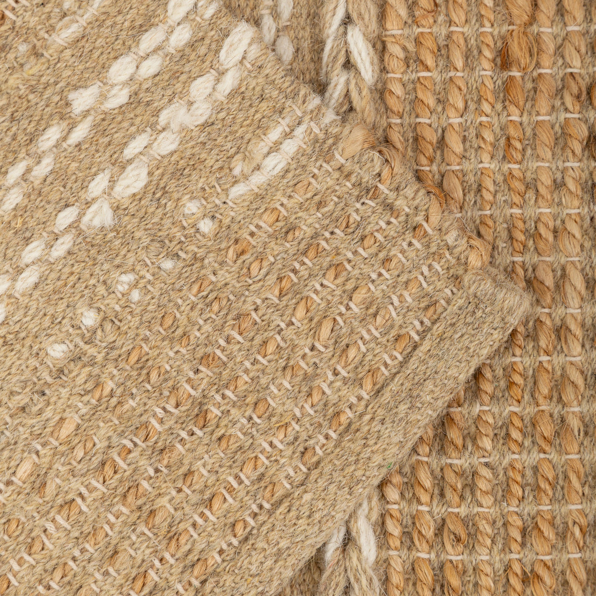 Tapete Trançado em Listras de Tom Natural e Lã em Juta 60x180 - Clocasa | Além do Conforto