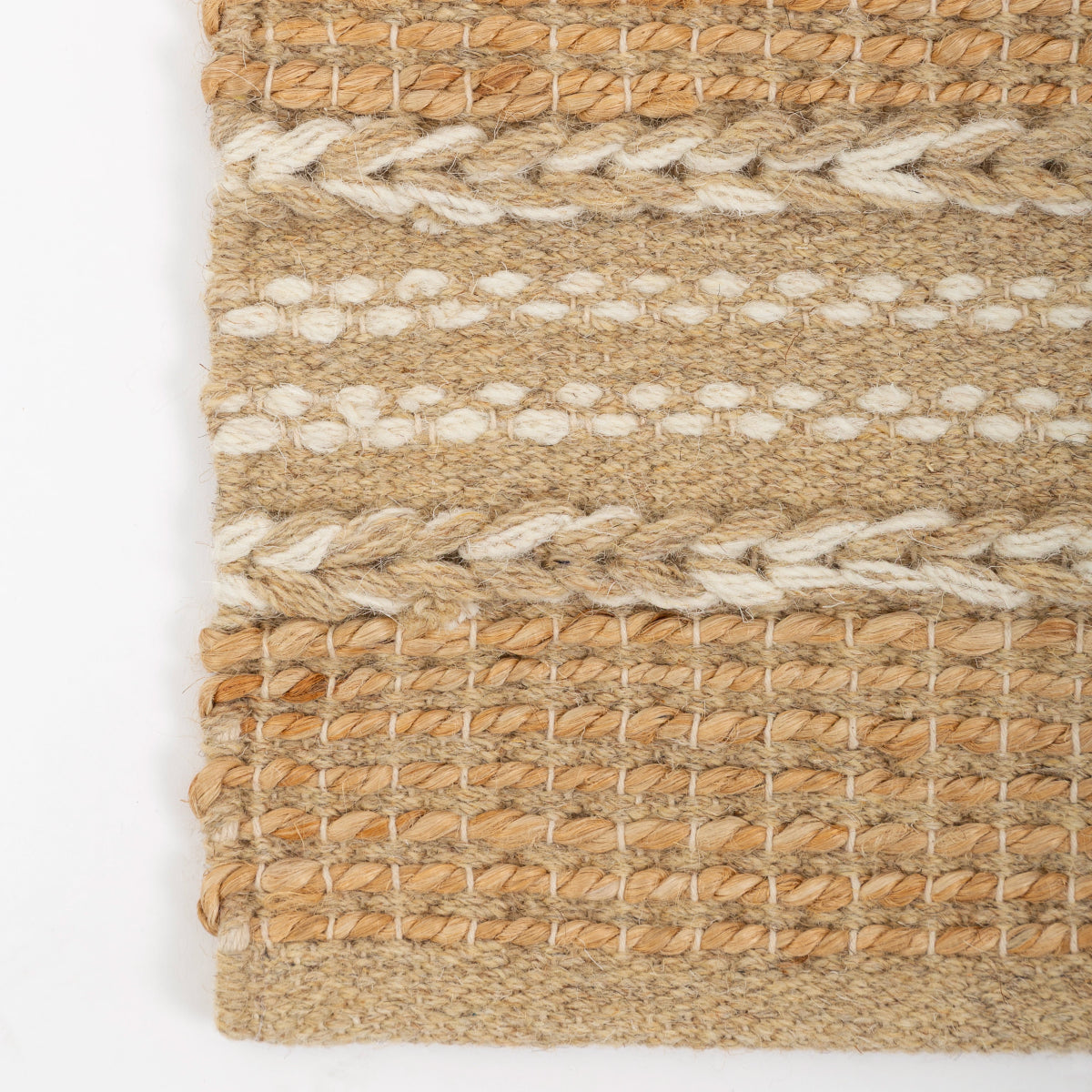 Tapete Trançado em Listras de Tom Natural e Lã em Juta 60x180 - Clocasa | Além do Conforto
