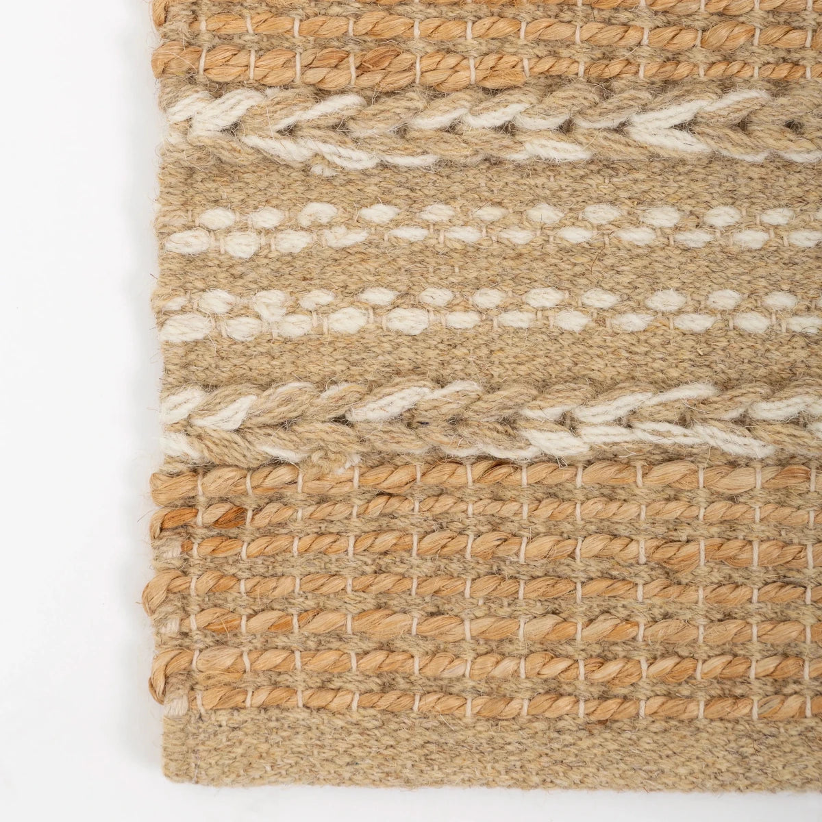 Tapete Trançado em Listras de Tom Natural e Lã em Juta 60x180 - Clocasa | Além do Conforto