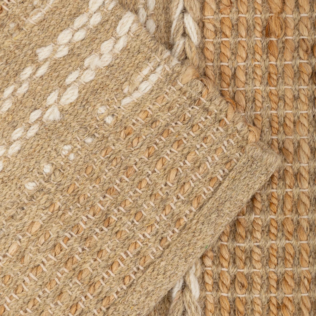 Tapete Trançado em Listras de Tom Natural e Lã em Juta 60x180 - Clocasa | Além do Conforto