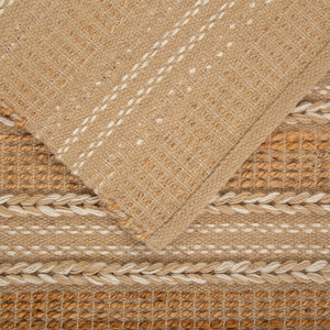Tapete de algodão decorativo na cor natural confeccionado em tecido tramado com toque macio com costuras e acabamentos reforçados nas bordas, ideal para complementar salas, quartos ou closets com um toque de design têxtil autêntico.