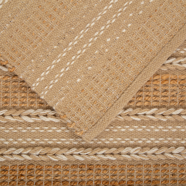Tapete de algodão decorativo na cor natural confeccionado em tecido tramado com toque macio com costuras e acabamentos reforçados nas bordas, ideal para complementar salas, quartos ou closets com um toque de design têxtil autêntico.
