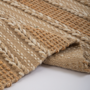 Tapete de algodão decorativo na cor natural confeccionado em tecido tramado com toque macio com costuras e acabamentos reforçados nas bordas, combina perfeitamente funcionalidade, alta durabilidade e elegância na decoração de interiores.