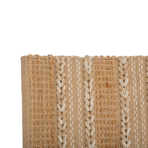 Tapete de algodão decorativo na cor natural confeccionado em tecido tramado com toque macio com costuras e acabamentos reforçados nas bordas, agrega valor estético e uma agradável sensação de acolhimento para o bem-estar da família.