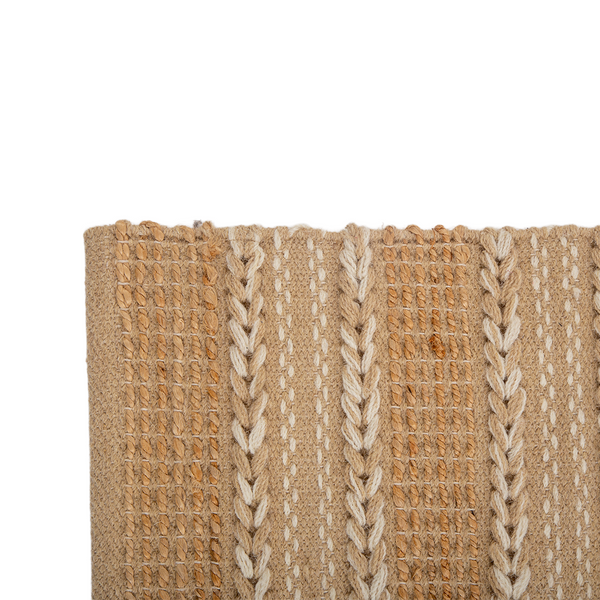Tapete de algodão decorativo na cor natural confeccionado em tecido tramado com toque macio com costuras e acabamentos reforçados nas bordas, agrega valor estético e uma agradável sensação de acolhimento para o bem-estar da família.