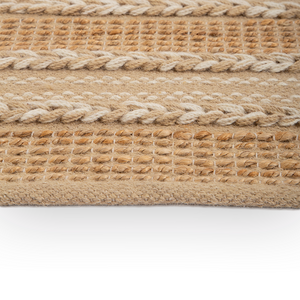 Tapete de algodão decorativo na cor natural confeccionado em tecido tramado com toque macio com costuras e acabamentos reforçados nas bordas, uma escolha estratégica e sofisticada para transformar a atmosfera do ambiente com suavidade.