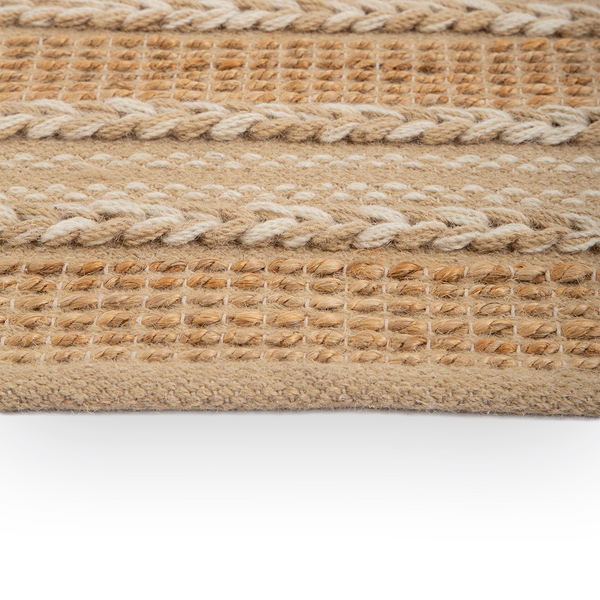 Tapete de algodão decorativo na cor natural confeccionado em tecido tramado com toque macio com costuras e acabamentos reforçados nas bordas, uma escolha estratégica e sofisticada para transformar a atmosfera do ambiente com suavidade.