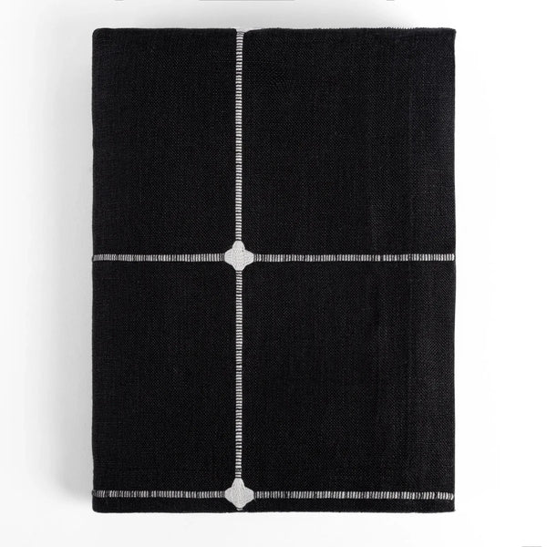 Toalha de Mesa com Bordado Xadrez Preto 140X180 - Clocasa | Além do Conforto