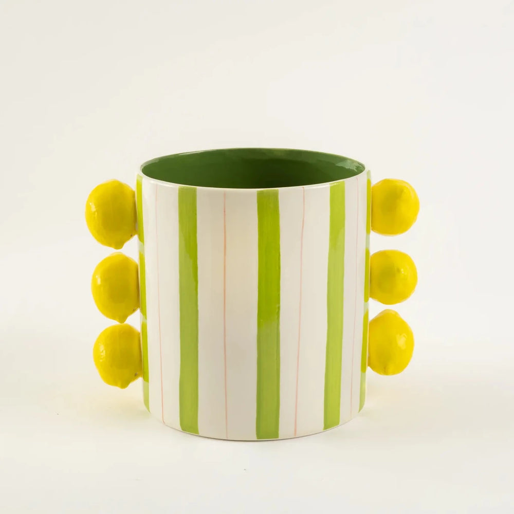 Vaso de cerâmica decorativo na cor branca confeccionado em cerâmica de alta qualidade com acabamento primoroso com relevos e sulcos lineares marcantes, perfeito para realçar arranjos florais ou compor composições elegantes em aparadores e mesas.